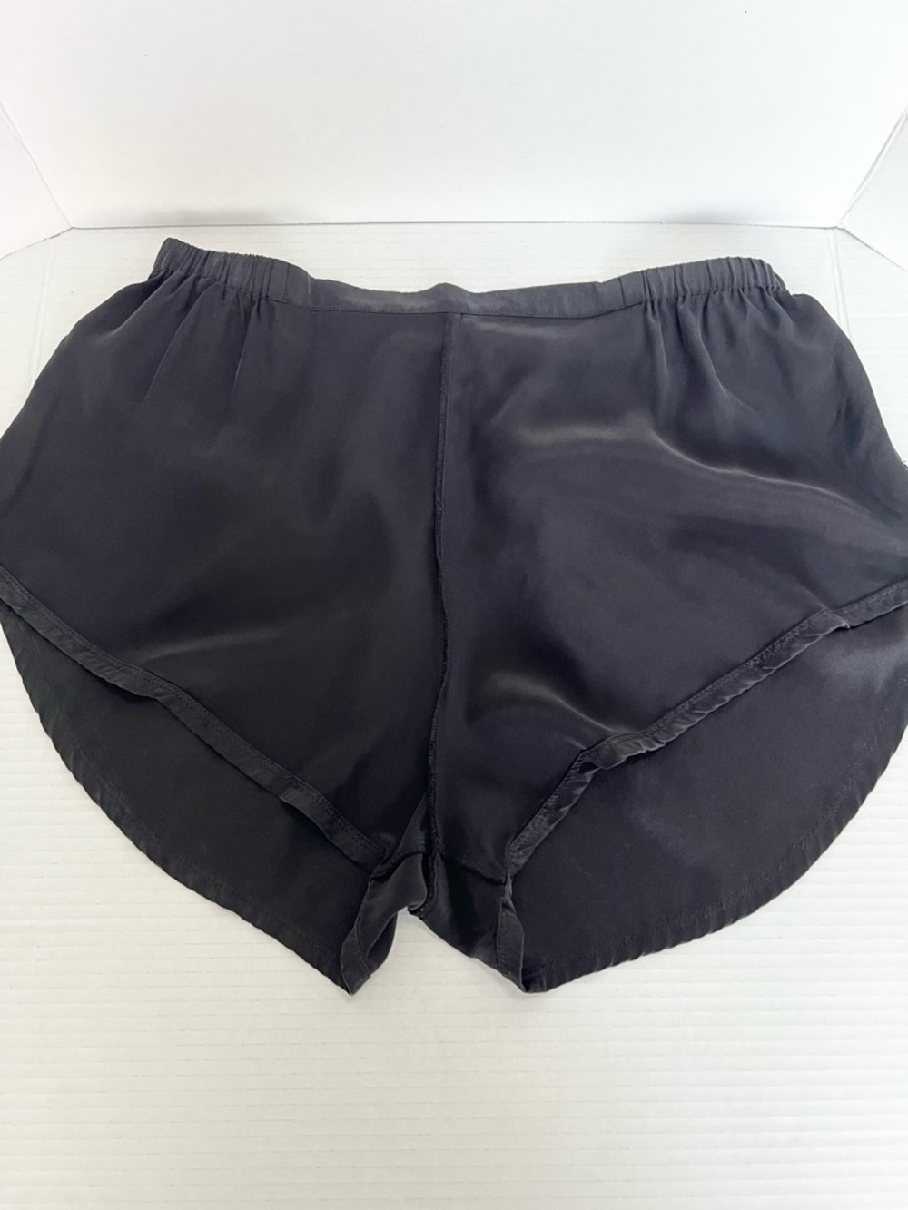 Lunya Washable Silk Pajama Shorts Black L/XL  Loungewear Buttery Soft High Cut